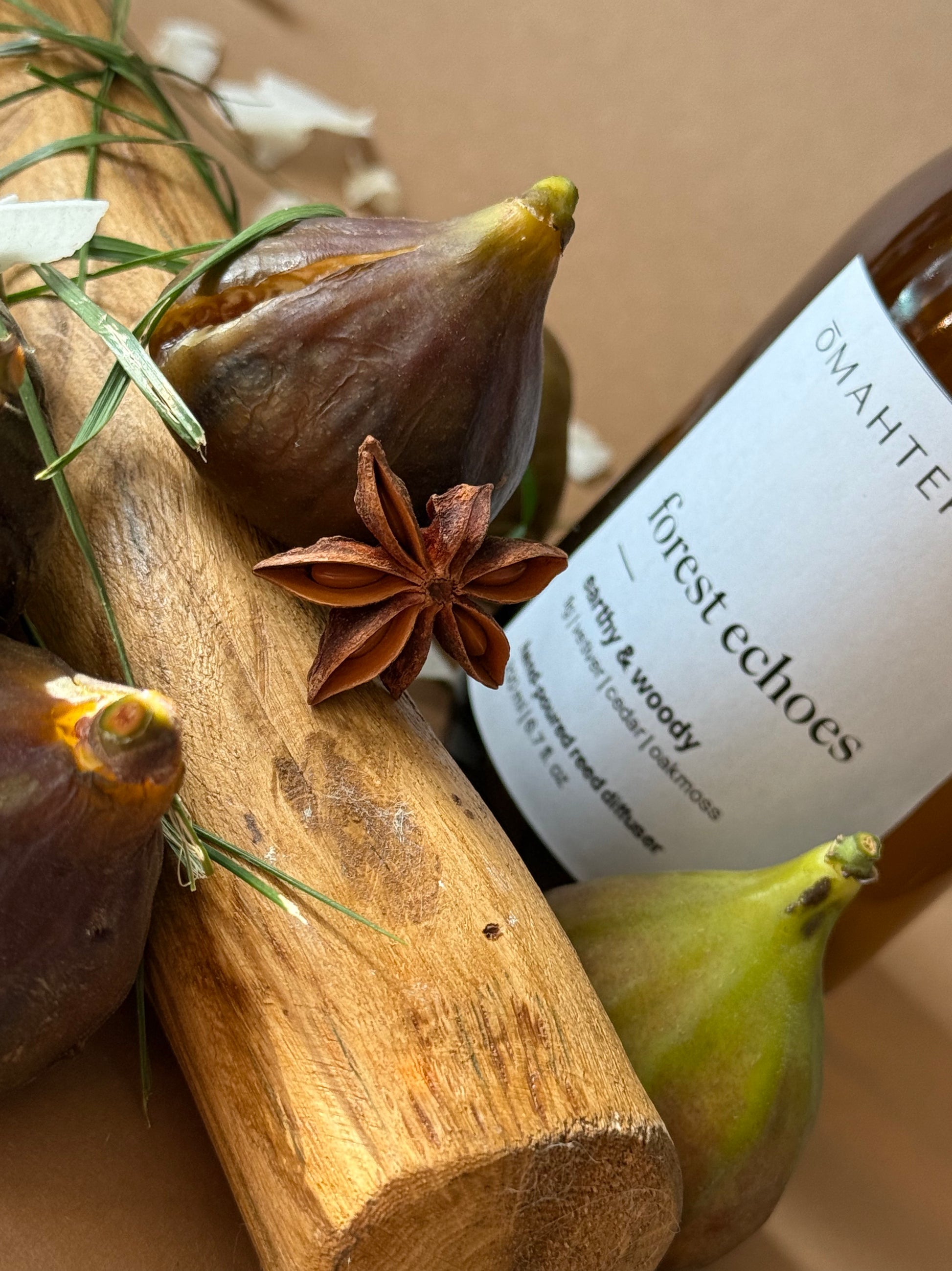 Parfum ambiental Forest Echoes de la Omahteka – evocă prospețimea pădurii prin tonuri de lemn, verdeață și fructe coapte, perfect pentru aromaterapie.

