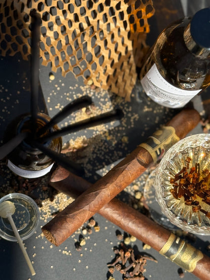 Parfum ambiental Omahteka Honeymoon, cu note calde de miere și tutun, într-un decor elegant cu lemn natural și lumini difuze.