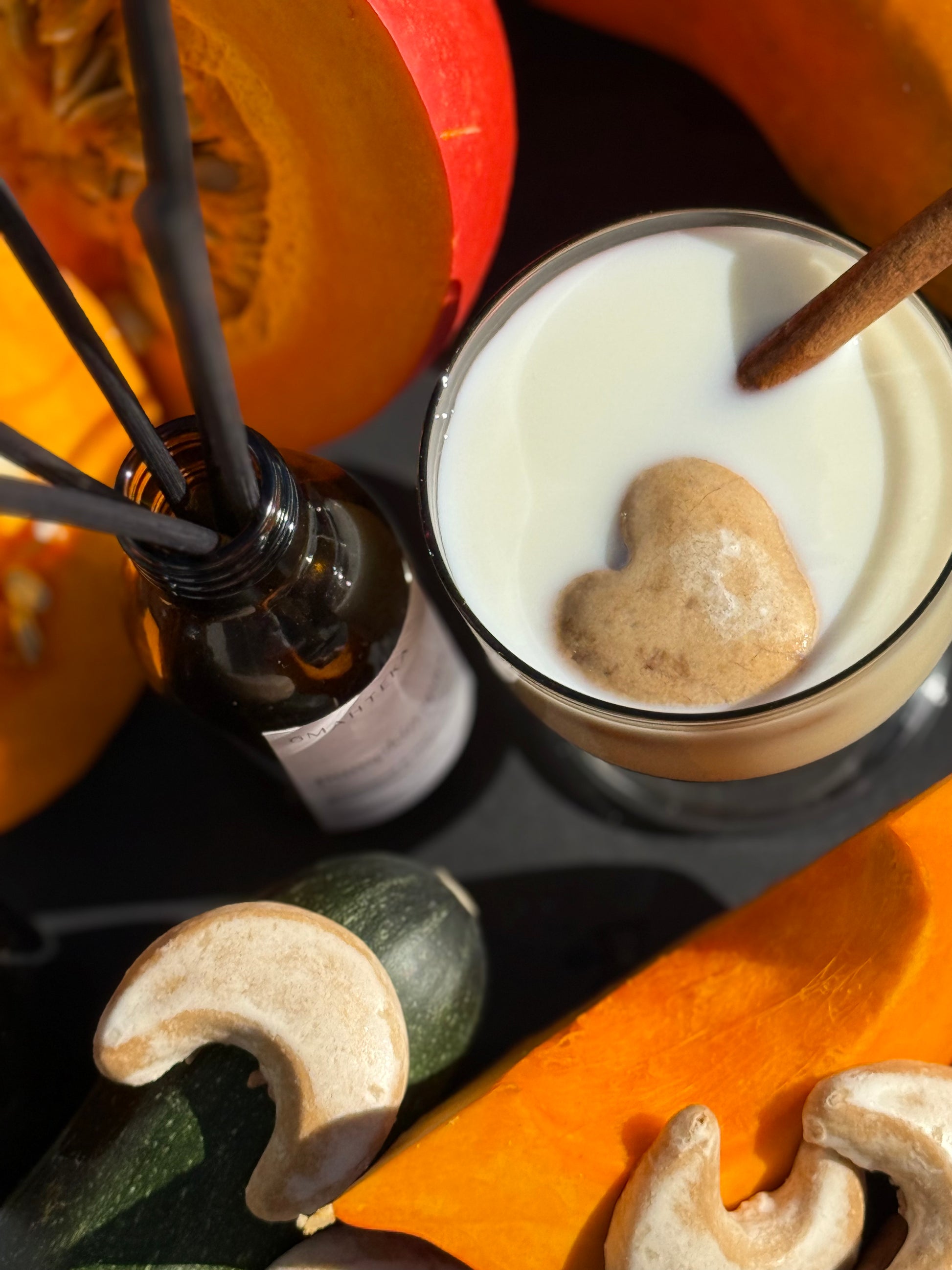 Parfum ambiental de toamnă Omahteka – Pumpkin Spice, așezat între dovleci, scorțișoară și turtă dulce, evocând o atmosferă caldă și festivă.
