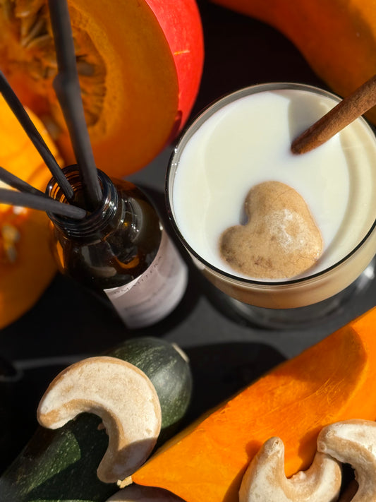 Parfum ambiental de toamnă Omahteka – Pumpkin Spice, așezat între dovleci, scorțișoară și turtă dulce, evocând o atmosferă caldă și festivă.