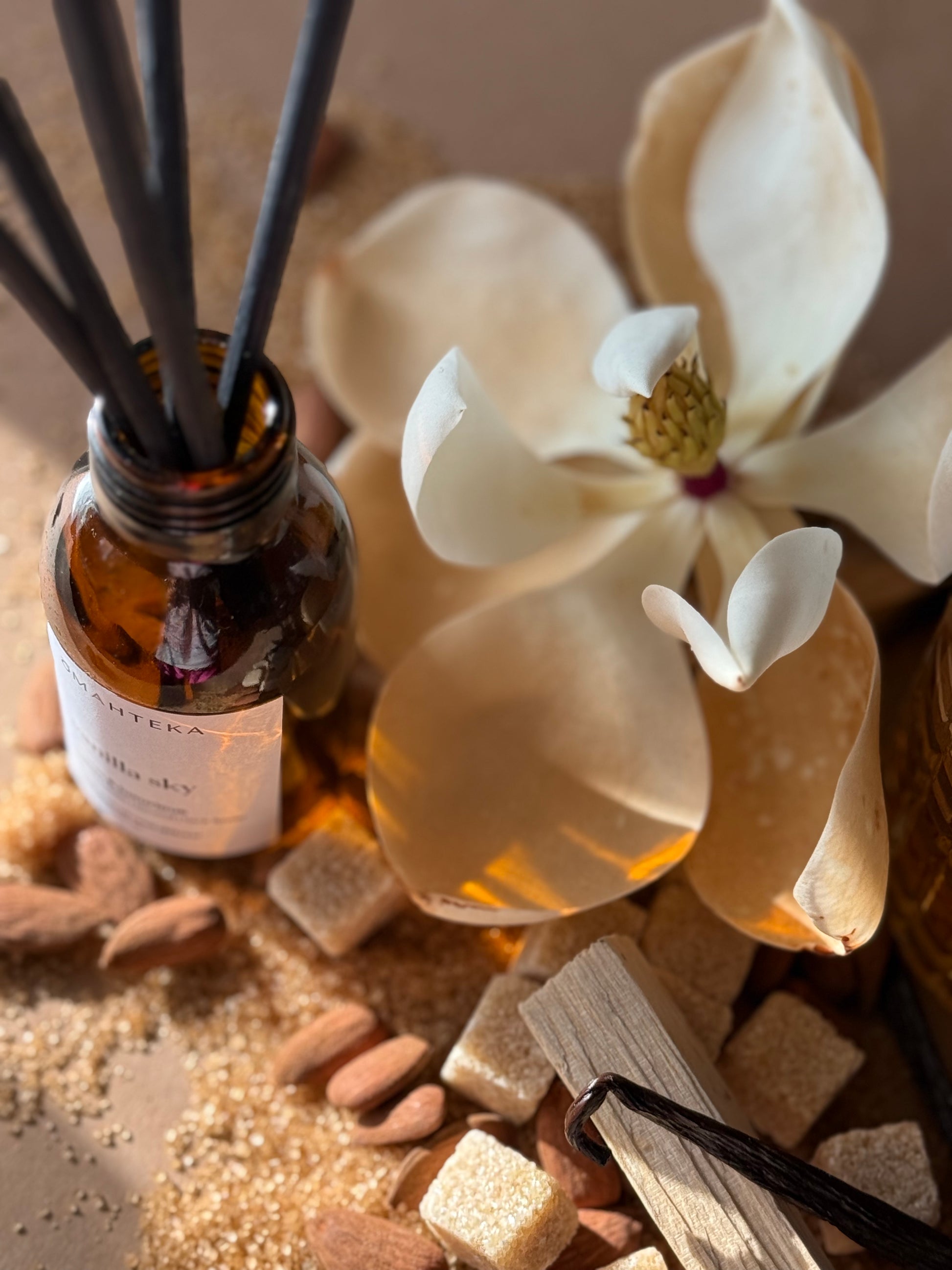 Vanilla Sky – parfum ambiental cald, cu accente dulci de zahăr brun și note lemnoase, perfect pentru un spațiu armonios și primitor.