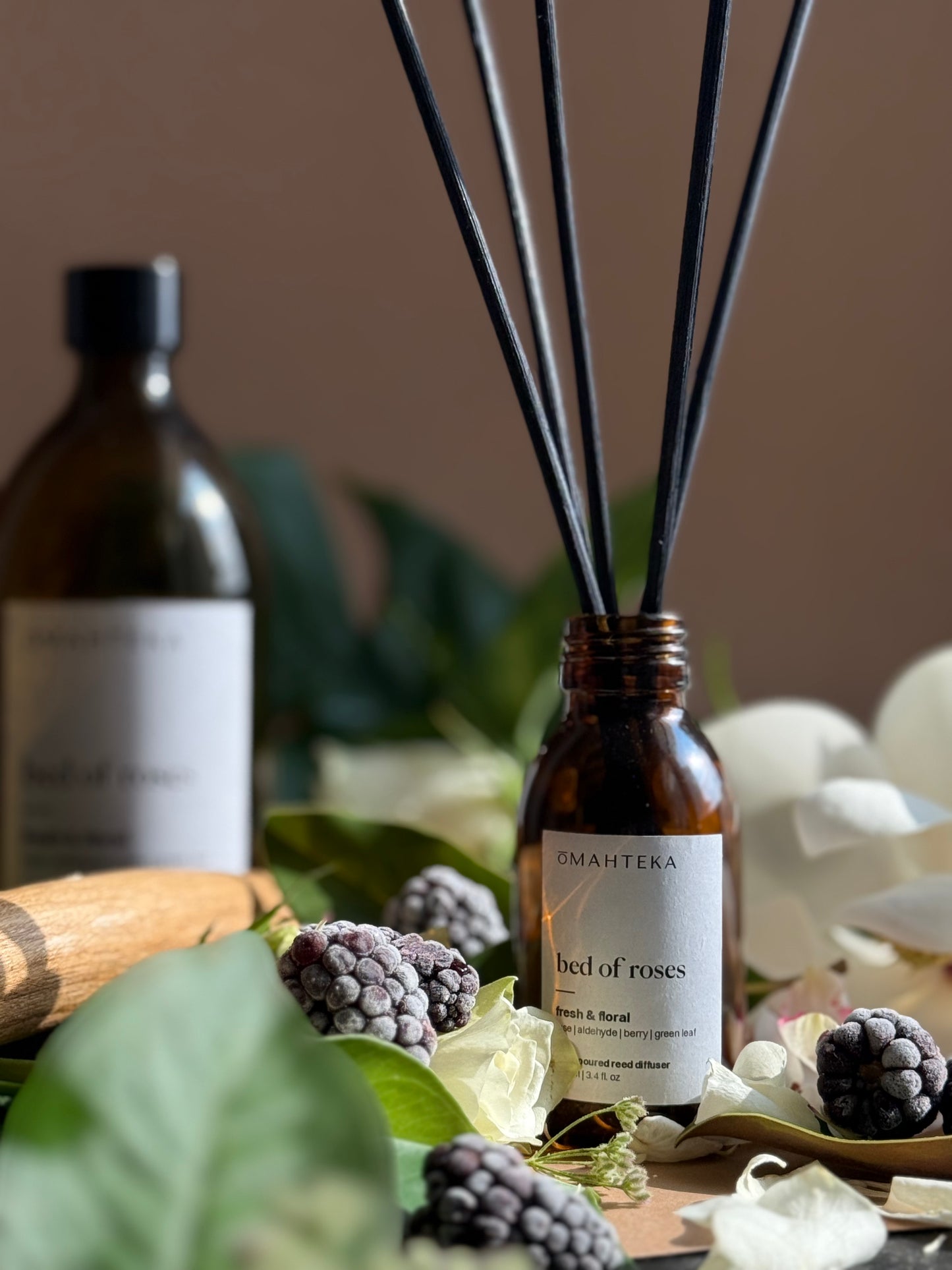 Parfum de cameră Bed of Roses – difuzor cu bețișoare negre și aromă florală persistentă, ideal pentru spații intime precum dormitorul sau baia.