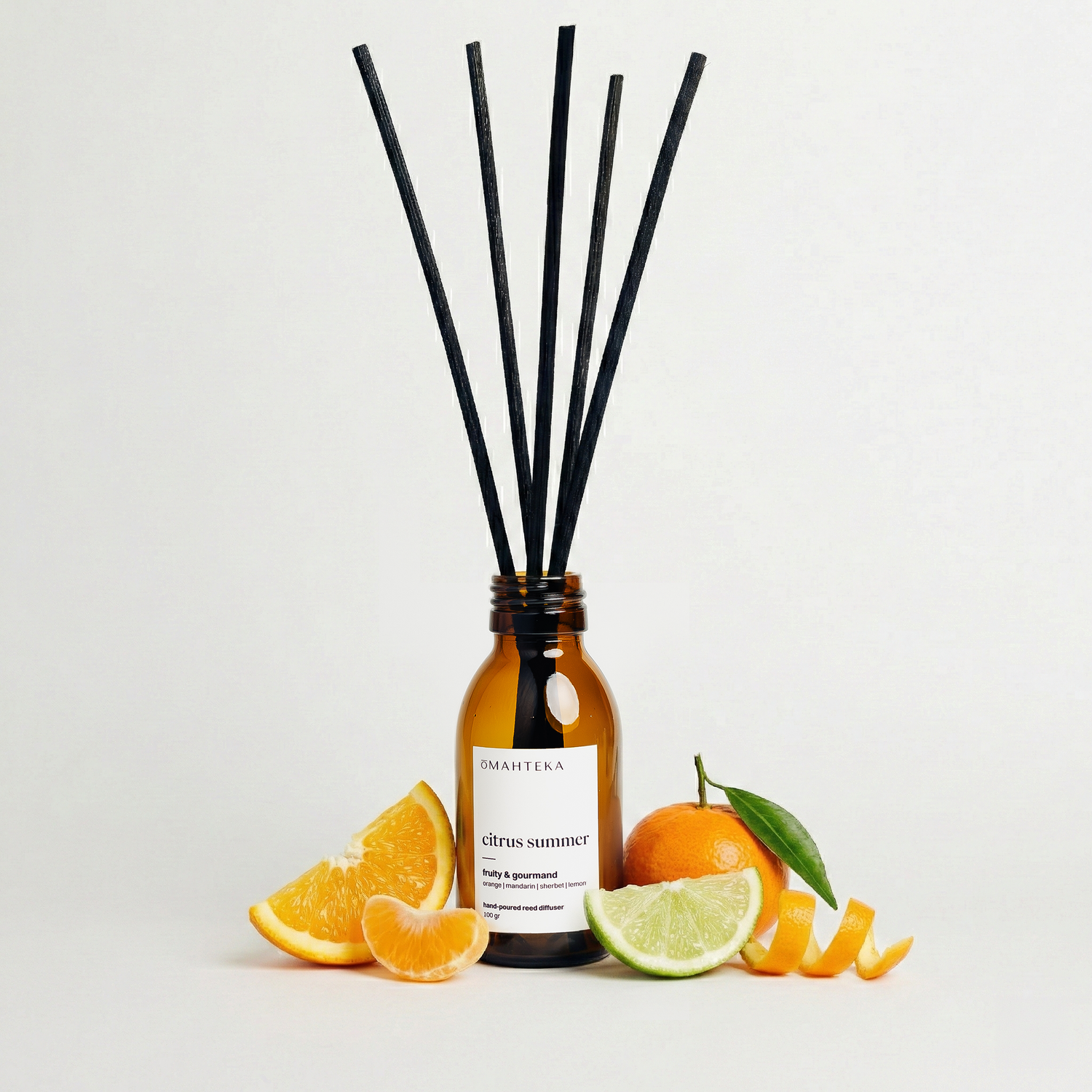 Parfum de cameră cu bețișoare Citrus Summer, plasat într-un decor cu frunze verzi, stropi de apă și felii de citrice – efect fresh garantat.