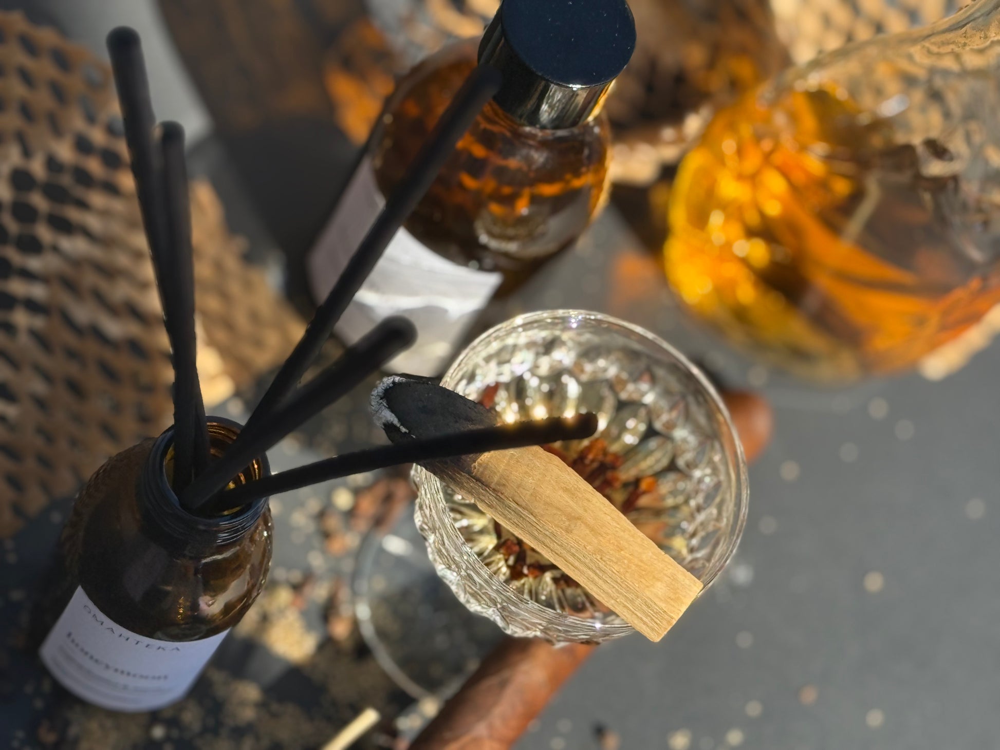 Parfum cu bețișoare Omahteka – Honeymoon, o ediție sofisticată ce combină mierea, lemnul și notele de tutun într-o compoziție elegantă.