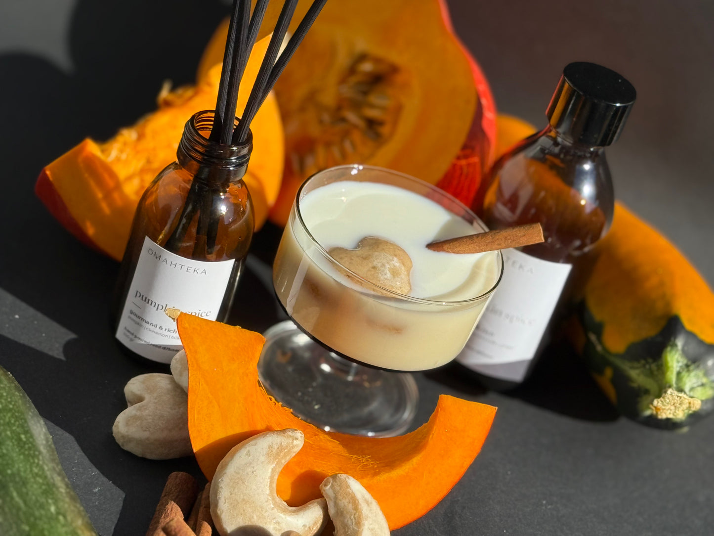 Parfum cu bețișoare Omahteka – Pumpkin Spice, ediție specială de toamnă, cu note calde de cardamom, scorțișoară, dovleac și vanilie.
