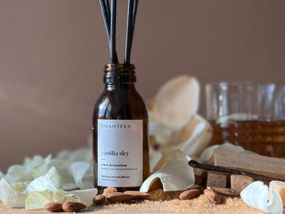 Parfum de cameră Vanilla Sky cu bețișoare din ratan, în sticlă maro cu protecție UV, alături de migdale și flori tropicale – rafinament și căldură.
