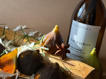 Parfum de cameră Omahteka Forest Echoes – difuzor elegant cu bețișoare și esență earthy cu cocos, tonka și accente de violete și lemn de cedru.


