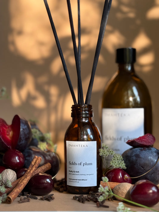Parfum de cameră Omahteka Fields of Plum cu bețișoare din ratan și sticlă maro cu protecție UV – difuzor ambiental cu arome bogate de fructe coapte.