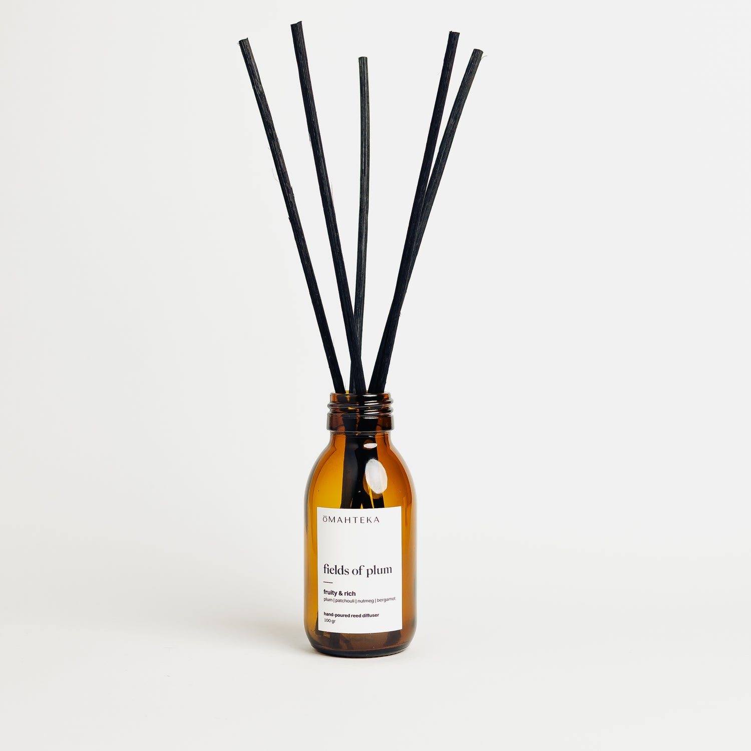 Parfum de cameră Omahteka Fields of Plum cu bețișoare din ratan și sticlă maro cu protecție UV – difuzor ambiental cu arome bogate de fructe coapte.