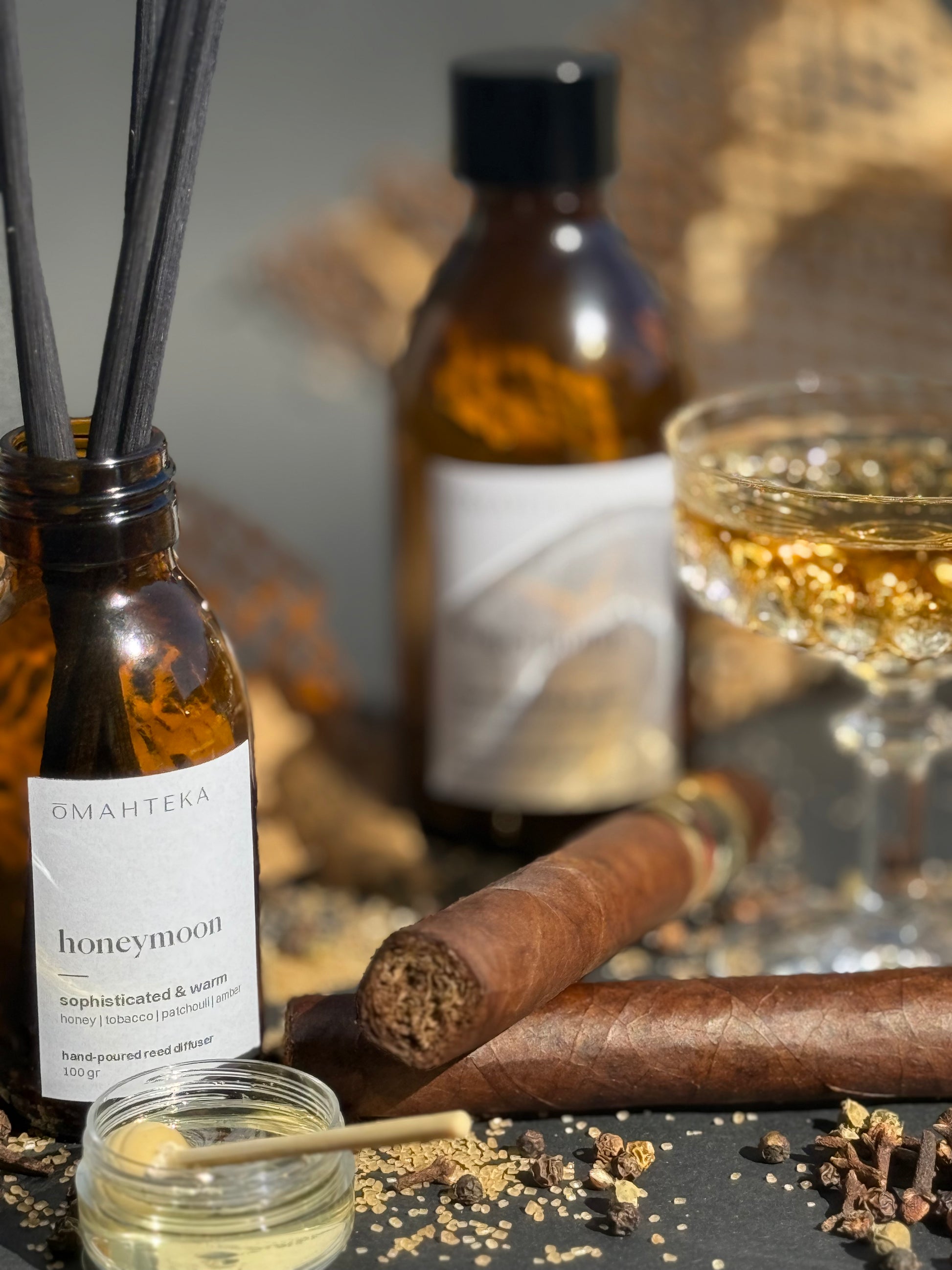 Parfum de cameră cu bețișoare Omahteka – Honeymoon, în sticlă maro cu protecție UV, cu aromă de miere, lemn și tutun