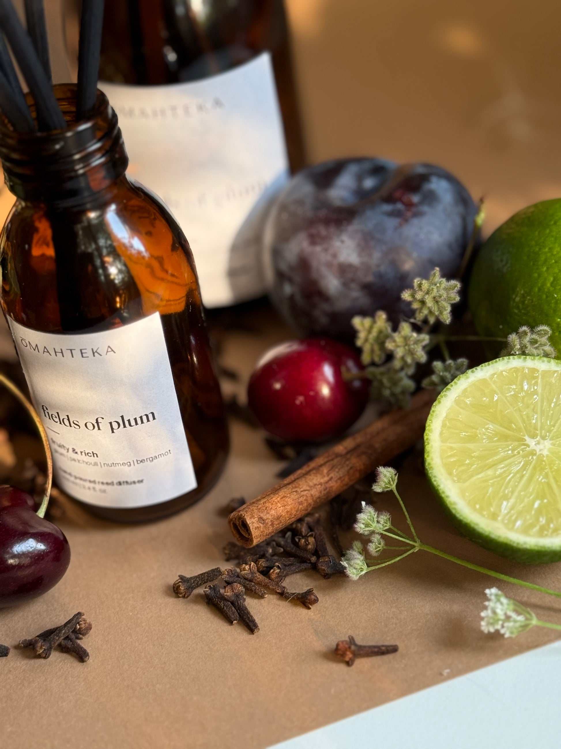 Parfum de cameră cu bețișoare Omahteka Fields of Plum, alături de lime proaspăt și prune coapte – o combinație perfectă între prospețime și opulență.