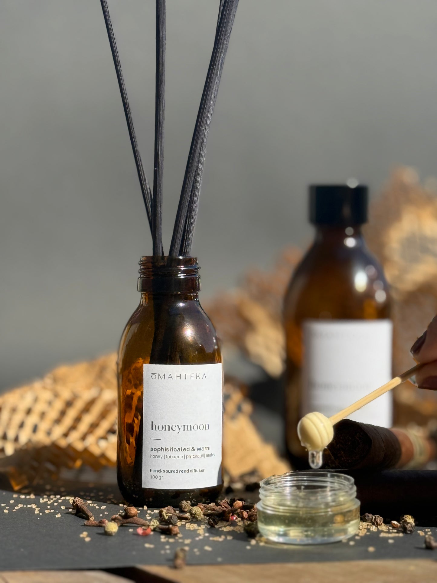 Parfum de cameră Omahteka Honeymoon, cu o aromă sofisticată, masculină, ce combină tutunul rafinat cu dulceața mierii și eleganța lemnului.