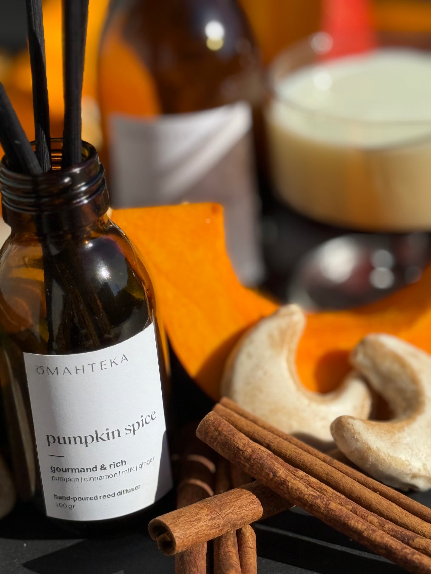 Parfum de cameră gurmand Omahteka Pumpkin Spice, cu note dulci-condimentate: lapte cald, vanilie și ghimbir, ideal pentru toamnă.