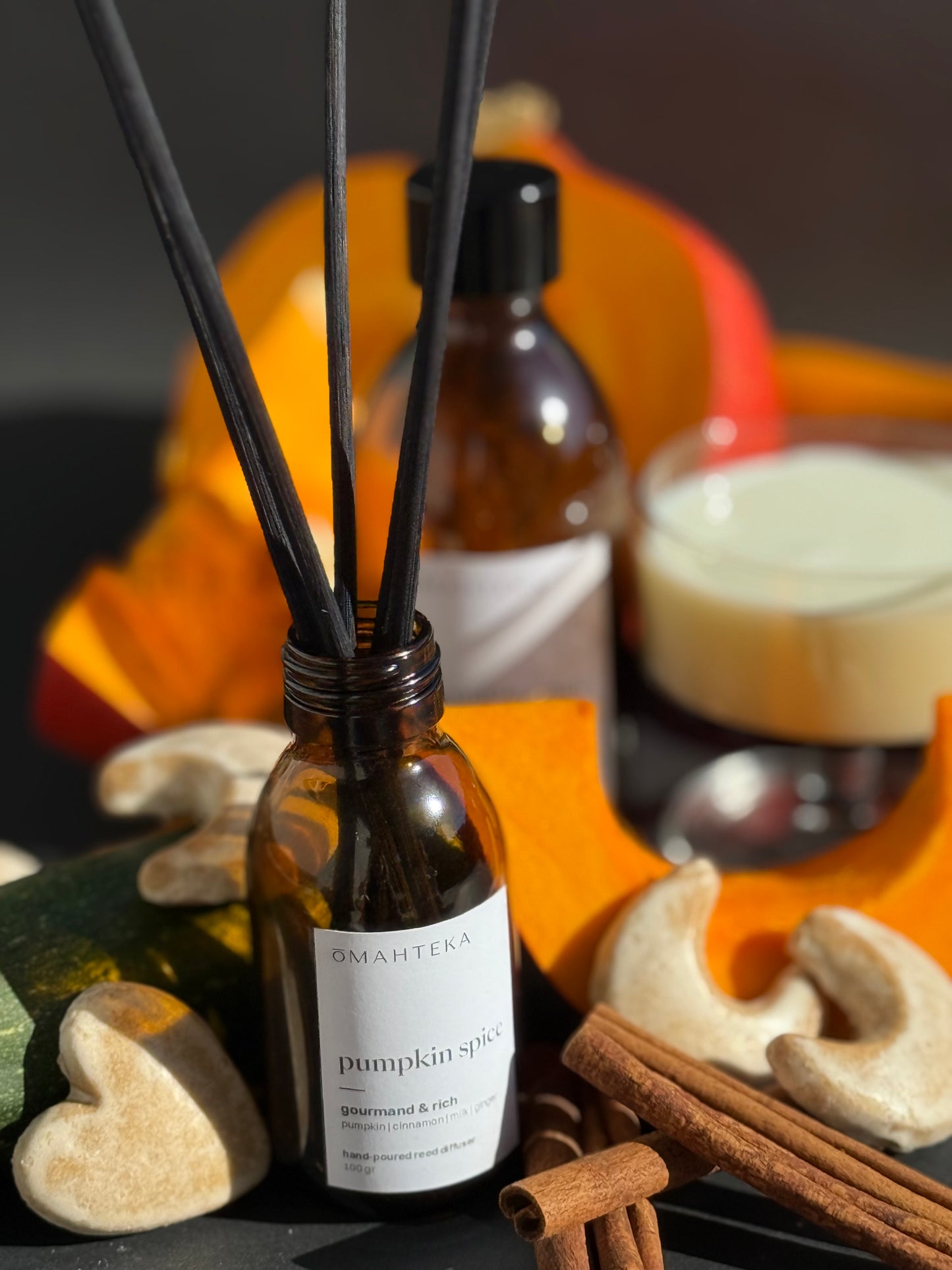 Parfum de cameră cu bețișoare Omahteka – Pumpkin Spice, într-un recipient elegant de sticlă, cu aromă de dovleac și turtă dulce