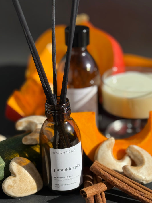Parfum de cameră cu bețișoare Omahteka – Pumpkin Spice, într-un recipient elegant de sticlă, cu aromă de dovleac și turtă dulce