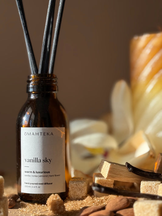 Parfum de cameră Vanilla Sky de la Omahteka – difuzor cu bețișoare din ratan și sticlă maro UV, cu aromă caldă de vanilie și migdale.