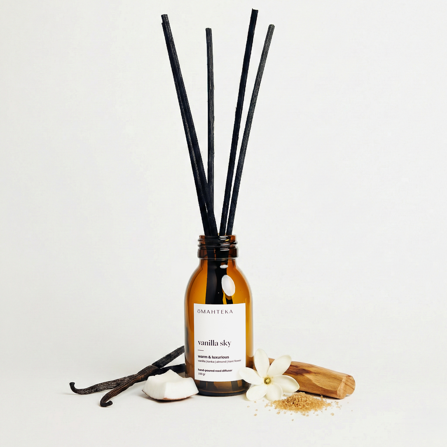 Parfum de cameră Vanilla Sky de la Omahteka – difuzor cu bețișoare din ratan și sticlă maro UV, cu aromă caldă de vanilie și migdale.