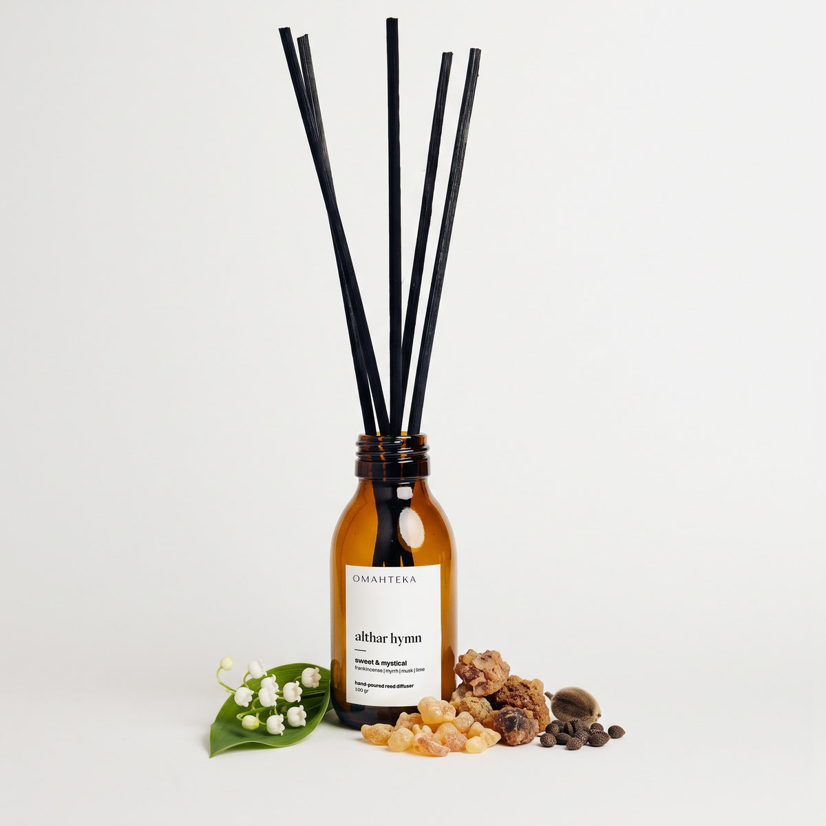 Parfum de cameră Omahteka Althar Hymn, cu aromă bogată de smirnă, tămâie, mosc și lăcrimioare.