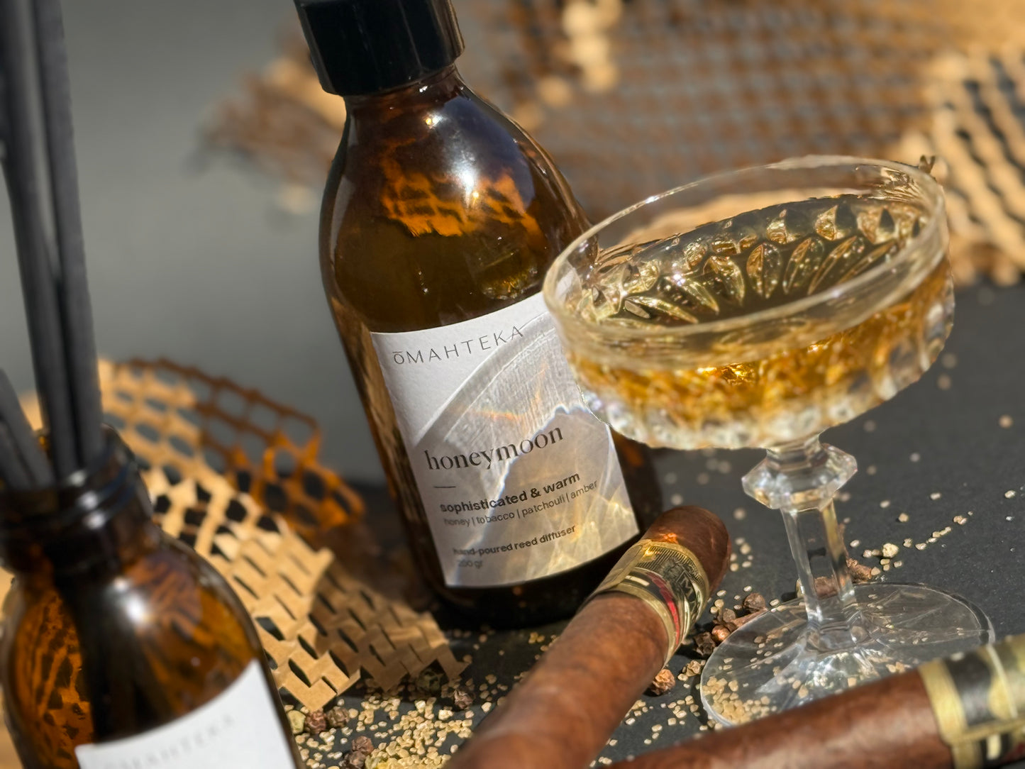 Parfum de cameră Omahteka Honeymoon, o combinație elegantă de miere dulce, tutun rafinat și lemn cald, perfect pentru serile reci.