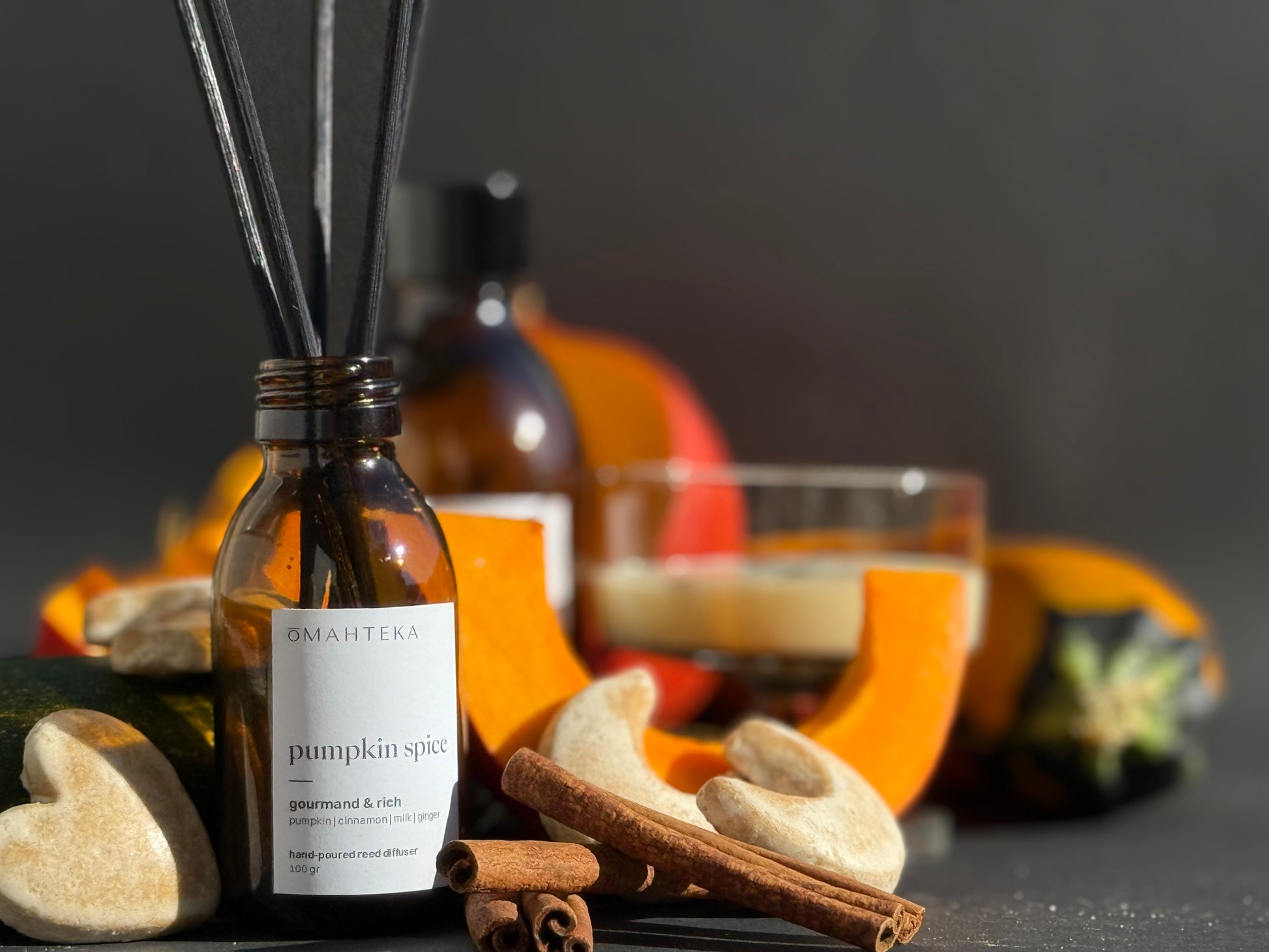 Parfum de cameră Omahteka Pumpkin Spice, cu aromă bogată de dovleac copt și scorțișoară, perfect pentru serile răcoroase de toamnă.