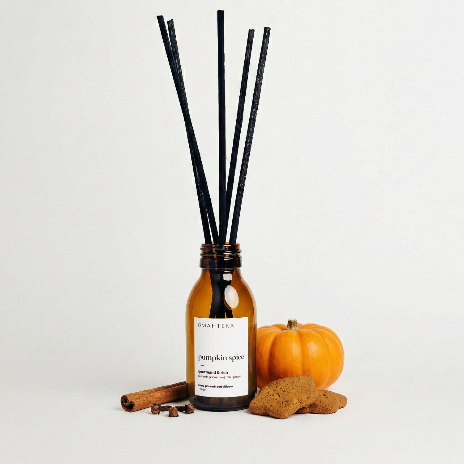 Parfum de cameră Omahteka Pumpkin Spice, cu aromă bogată de dovleac copt și scorțișoară, perfect pentru serile răcoroase de toamnă.