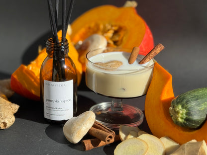 Parfum de cameră Omahteka Pumpkin Spice, în sticlă maro cu protecție UV, cu aromă de dovleac copt, cuișoare, ghimbir și scorțișoară.