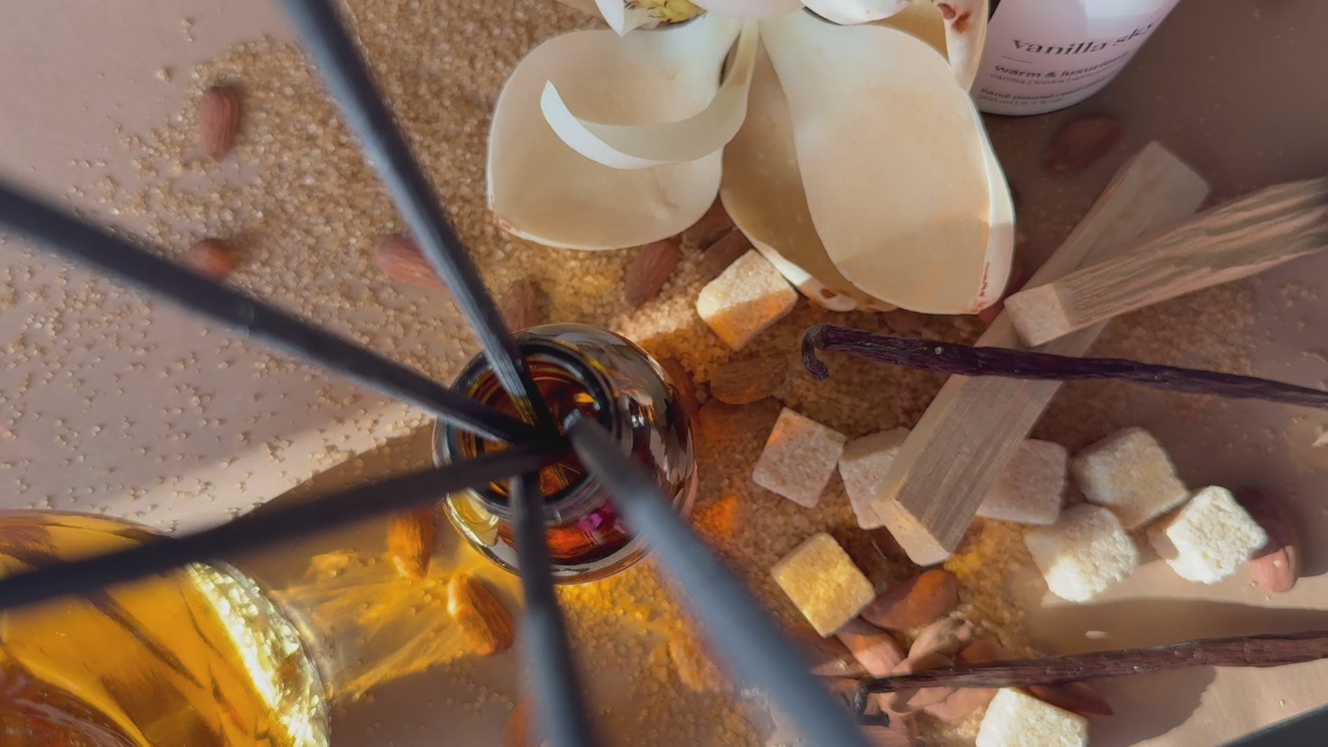 Încarcă clipul video: Parfum de cameră cu bețișoare Omahteka, Vanilla Sky. O aromă pudrată, și sofisticată cu note de migdale, caramel și floare de tiare