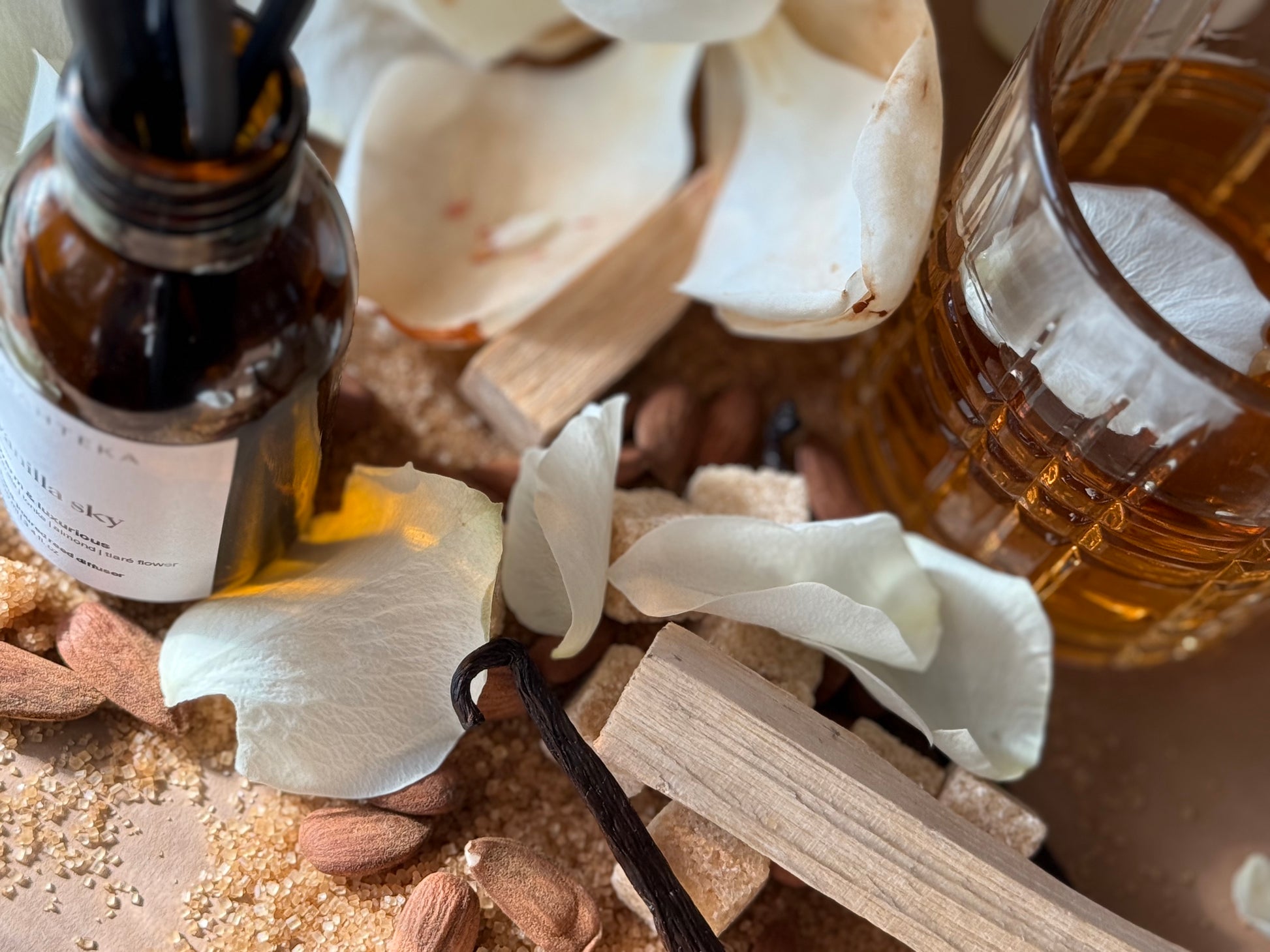 Parfum de cameră Vanilla Sky de la Omahteka – ideal pentru dormitor, cu aromă catifelată de vanilie, tonka și nucă de cocos.